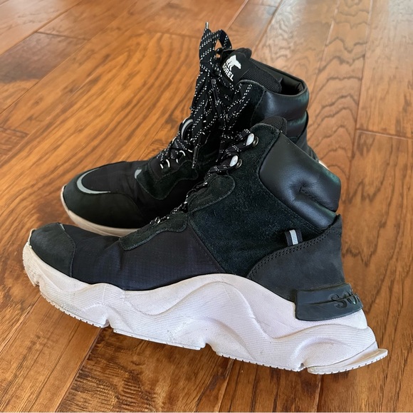 Sorel Kinetic RNEGD Conquest Waterproof Sneaker Black & Pink Size 10 - Picture 4 of 7